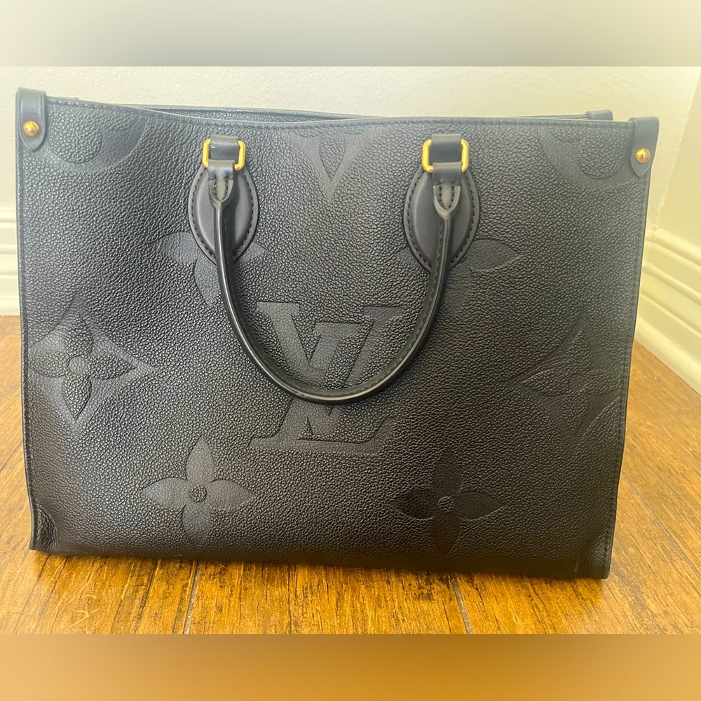 Louis Vuitton On The Go MM in Black
